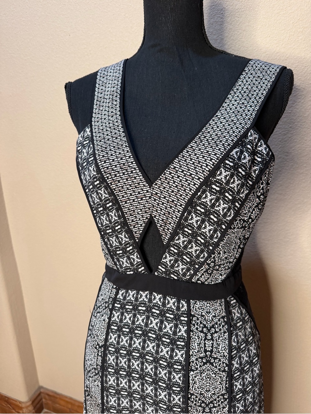BCBGMaxAzria Black and White Asymmetrical V-Neck Dress sz 6